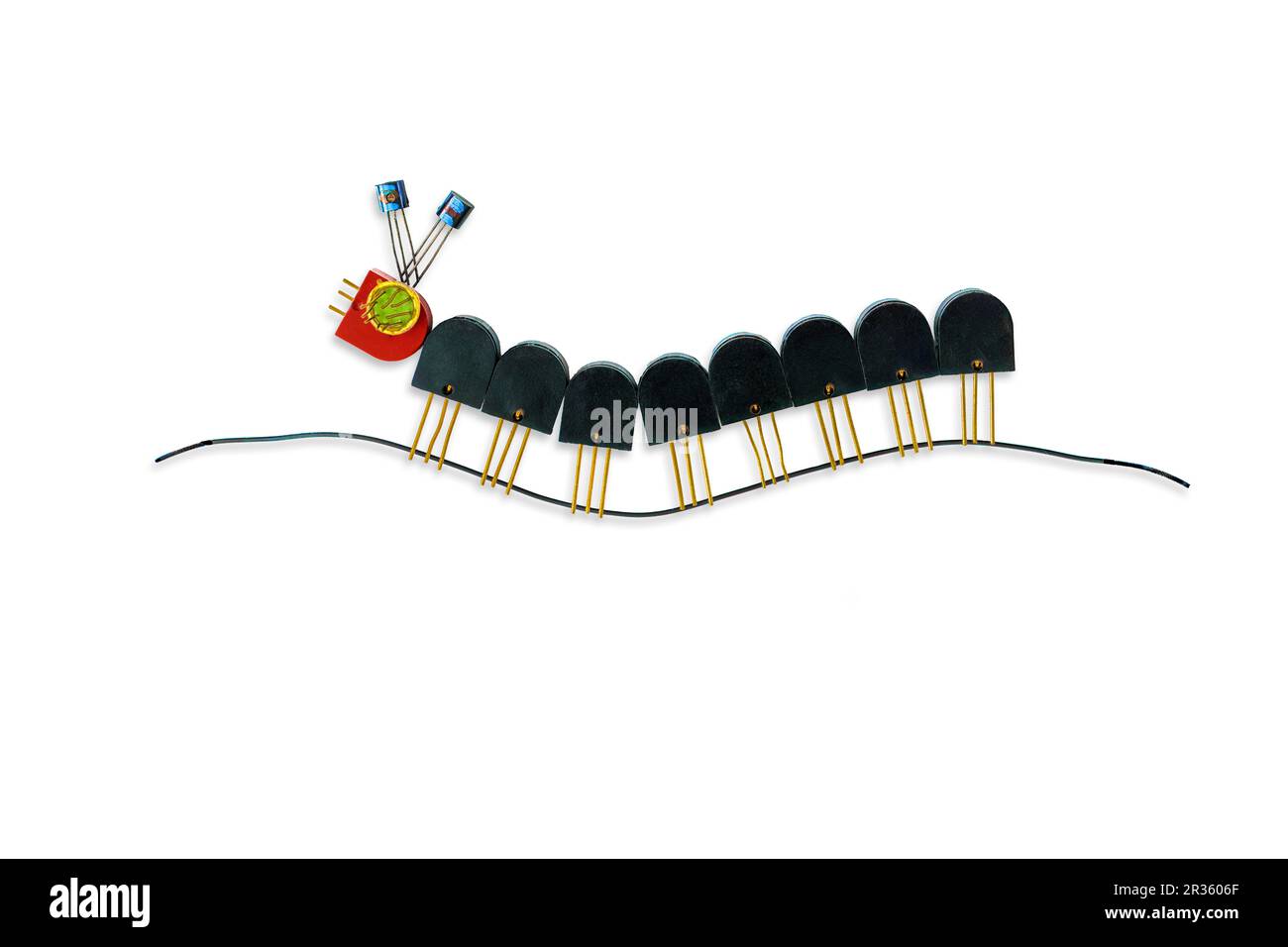 Composants électroniques en forme de caterpillar sur fond blanc. Banque D'Images