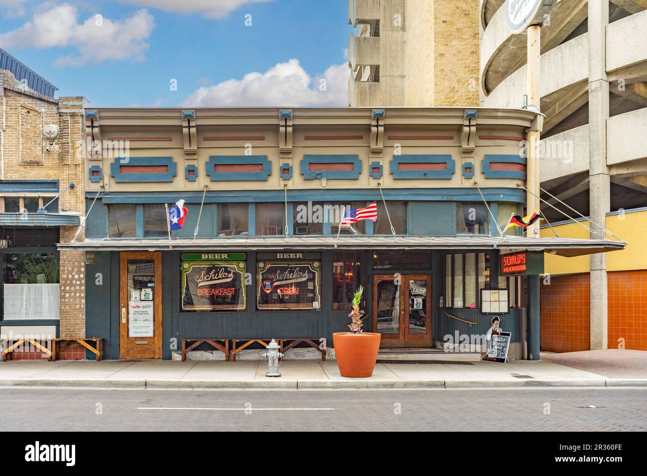 San Antonio, Texas, États-Unis – 8 mai 2023 : vue sur la rue du restaurant texan allemand de Schilo, le plus ancien restaurant de San Antonio, Texas. Banque D'Images