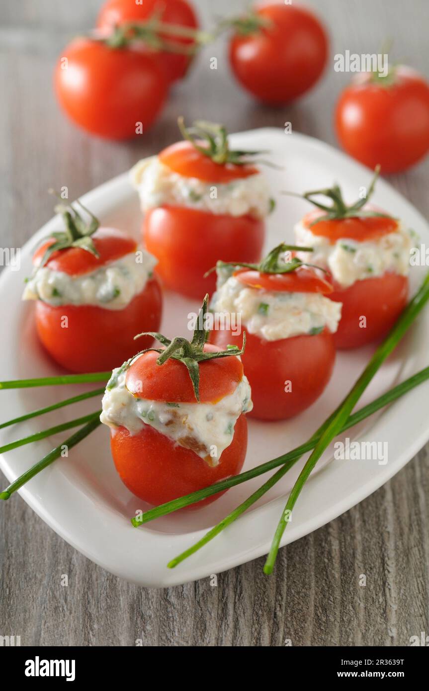 Cocktails de tomates remplis de fromage à la crème de chèvre et d'anchois Banque D'Images