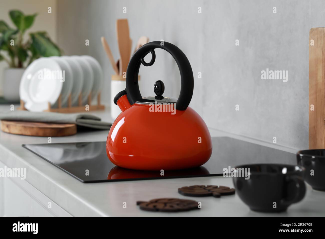 bouilloire rouge avec sifflet sur la table de cuisson dans la cuisine Photo  Stock - Alamy