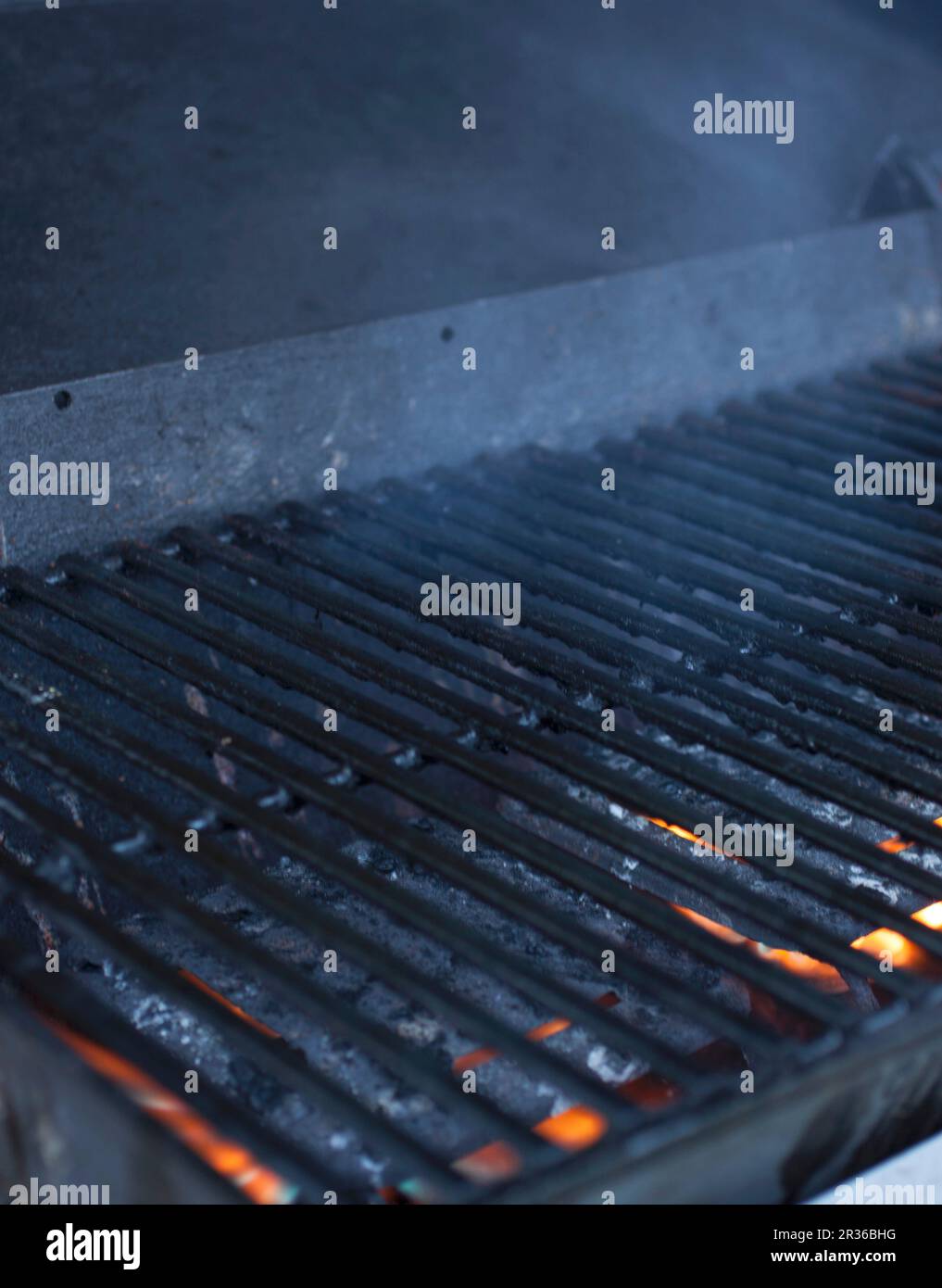 Une grille de cuisson sur un barbecue à charbon de bois Banque D'Images