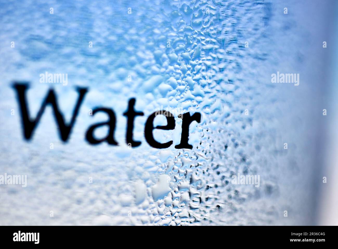 Condensation sur un verre avec le mot « eau » (gros plan) Banque D'Images