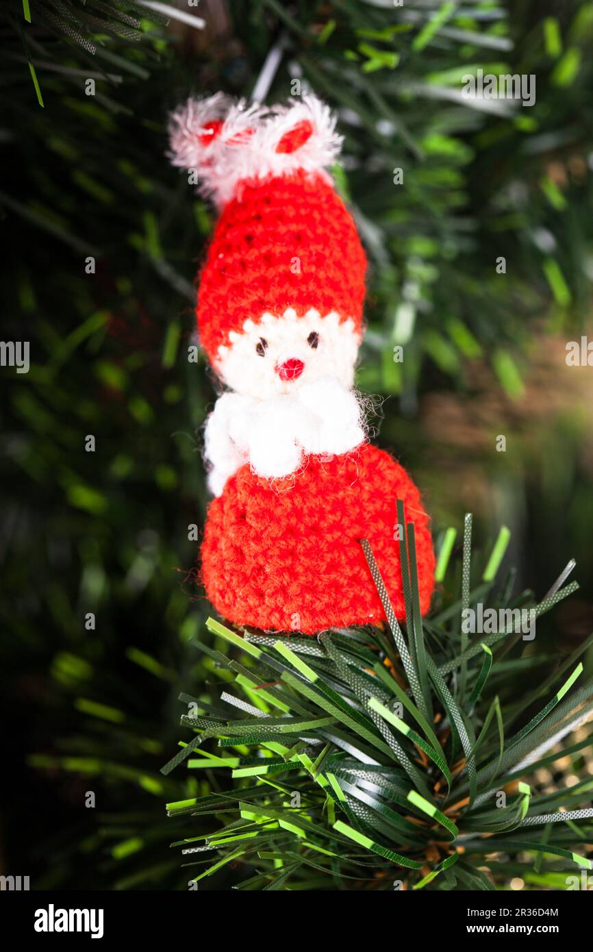 Jouets tricotés sur l'arbre de Noël Banque D'Images