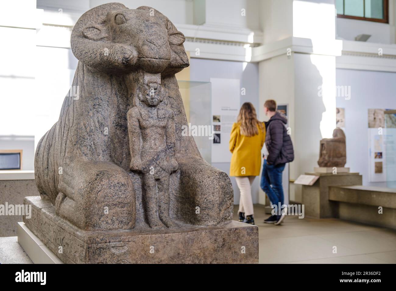 RAM sphinx du roi Taharqo, couple visitant le musée, British Museum,  Londres, Angleterre, Grande-Bretagne Photo Stock - Alamy