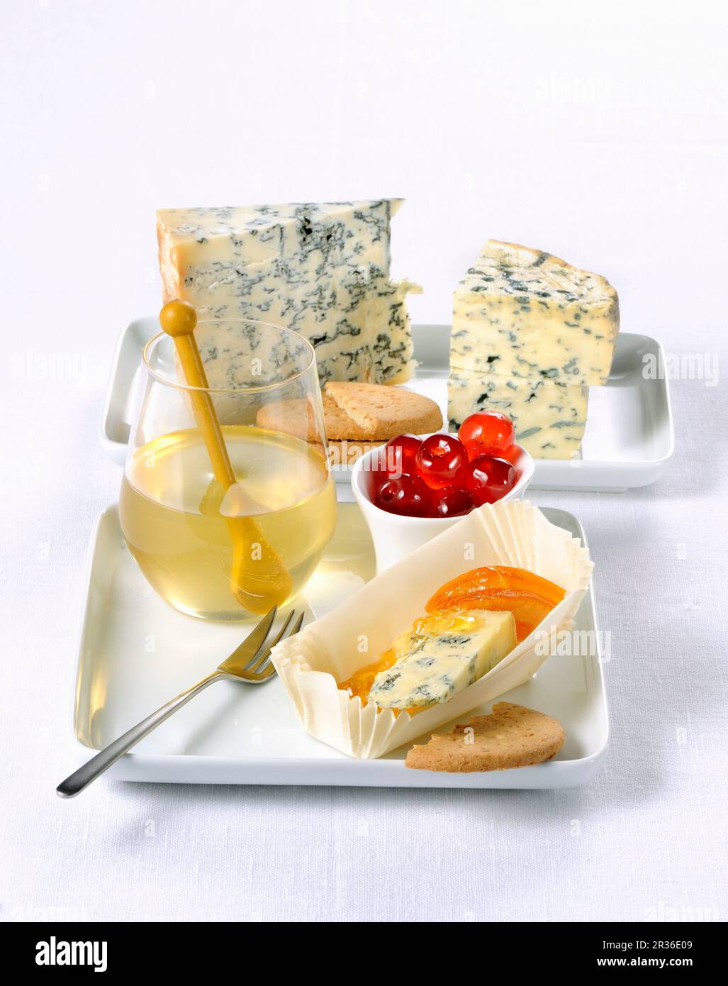 Fromage bleu avec confitures variées, biscuits salés et fruits confits Banque D'Images