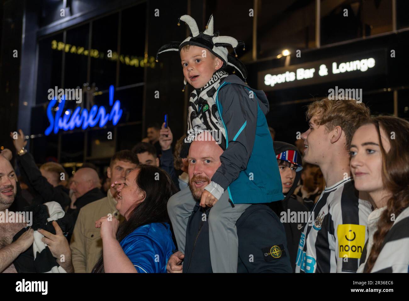 Newcastle upon Tyne, Royaume-Uni. 22nd mai 2023. Newcastle United fans Party dans la rue à l'extérieur de St James' Park alors que l'équipe de football pour hommes se qualifient pour la Ligue des Champions, après avoir dessiné 0-0 contre Leicester. Credit: Hazel Plater/Alay Live News Banque D'Images