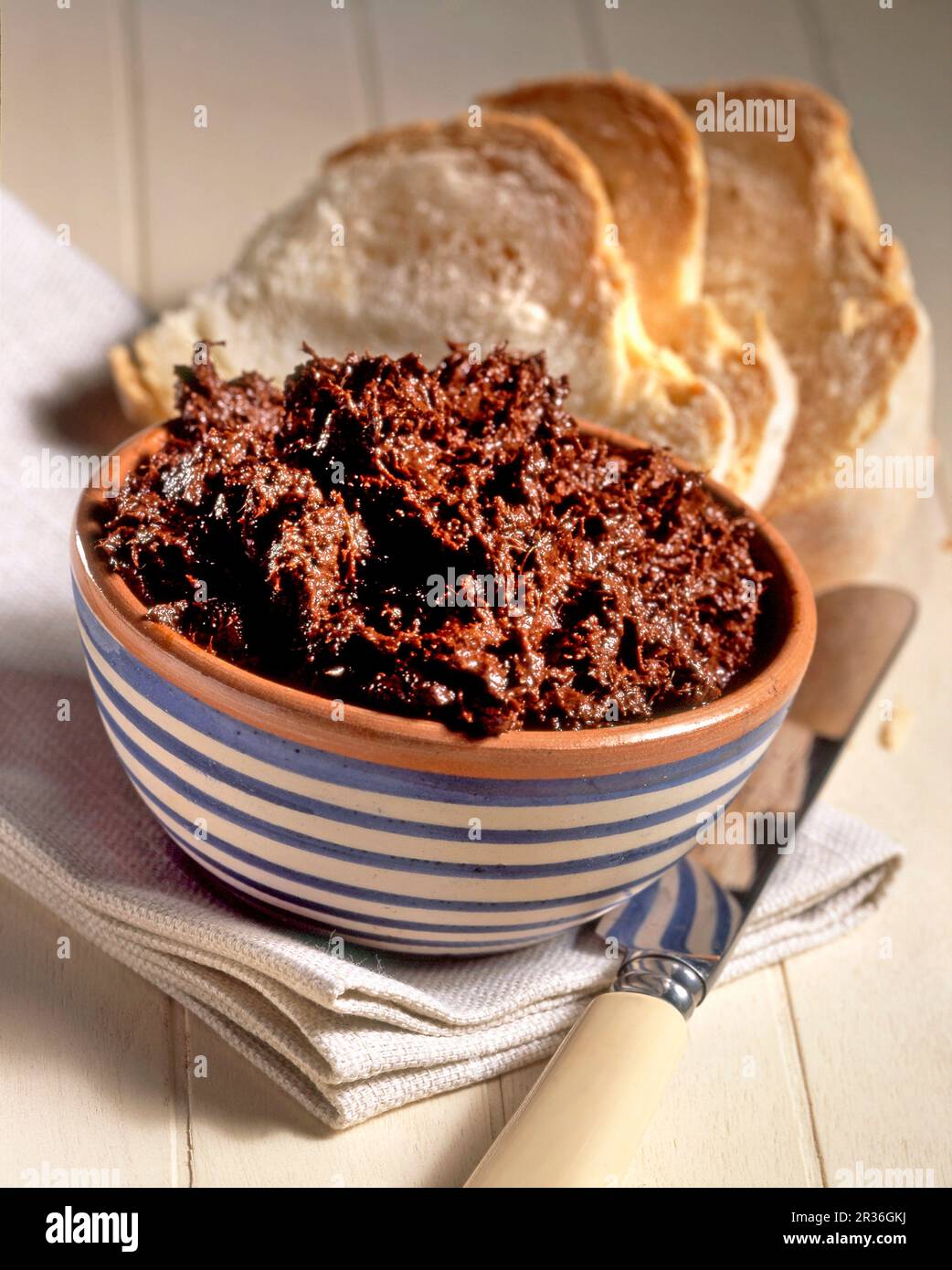 Crucoli di Caviale (pâte d'anchois avec le piment et les graines de fenouil, Italie) Banque D'Images