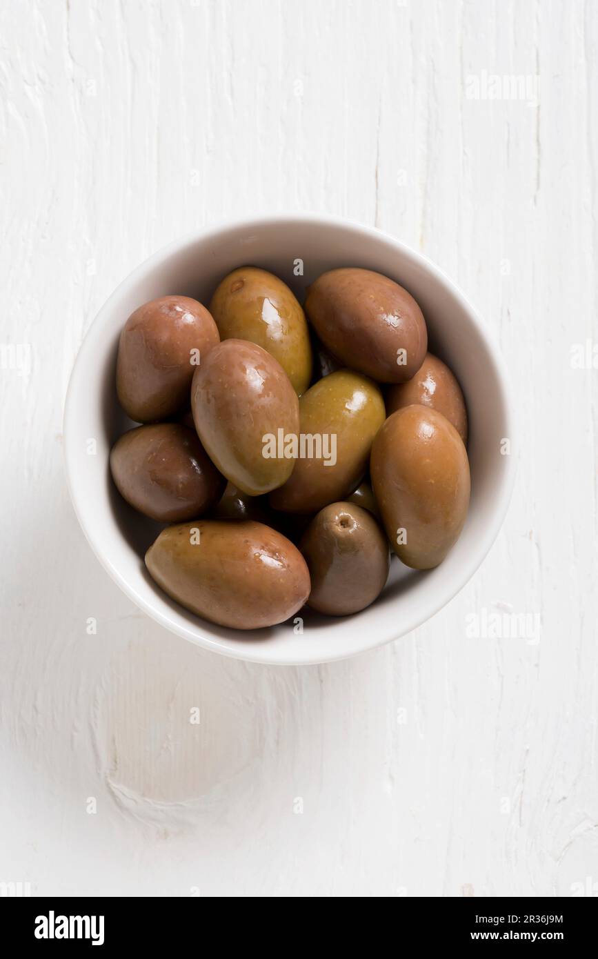 Olives vertes dans un bol blanc Banque D'Images