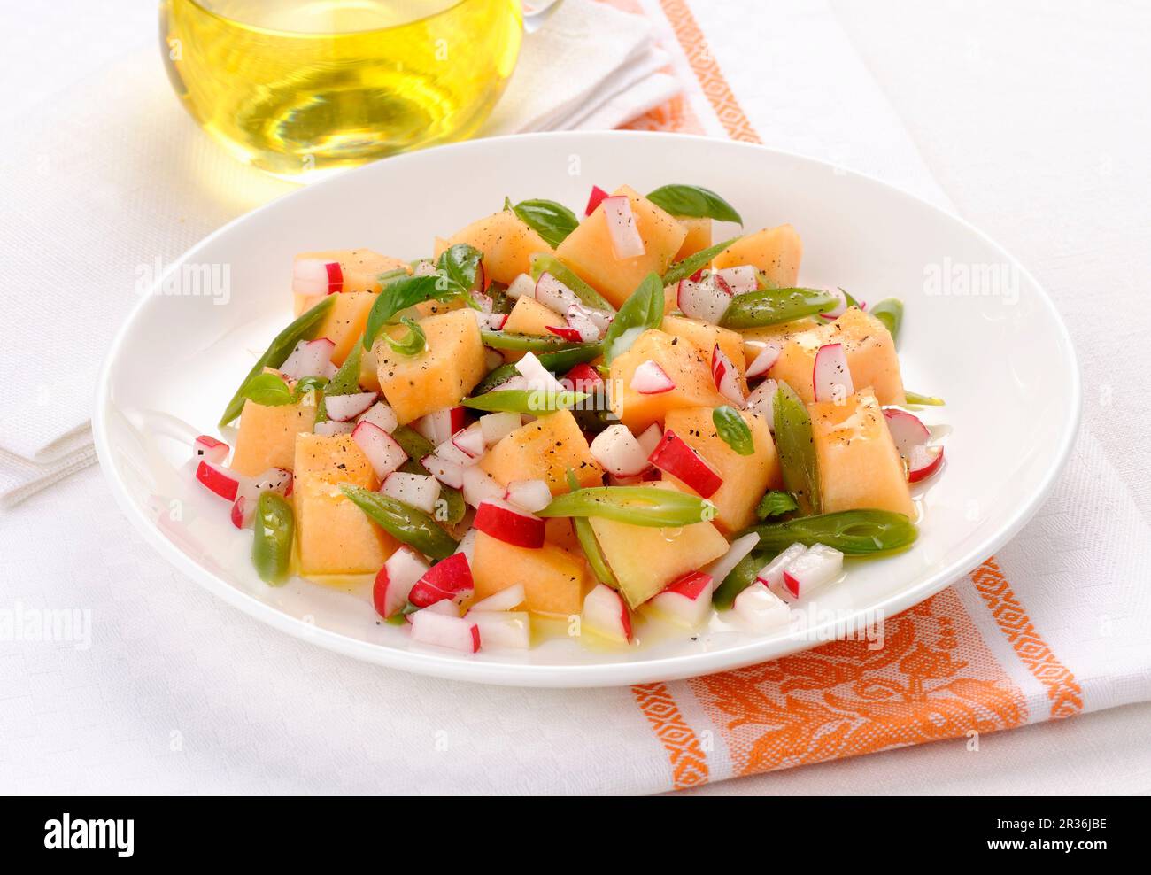 Salade de melon avec radis et haricots verts Banque D'Images