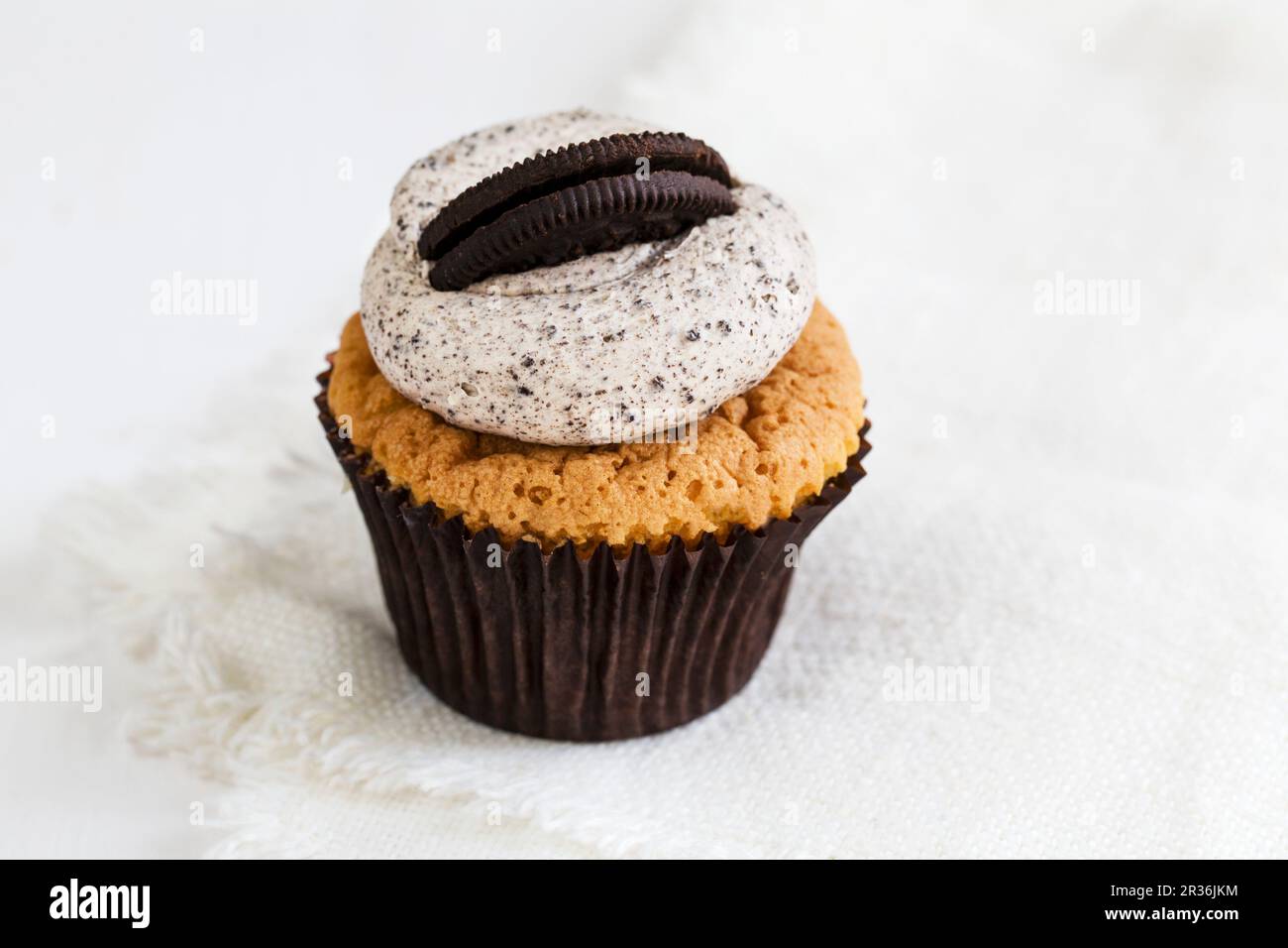 Un cupcake décoré avec de la crème de café et un Oreo Banque D'Images