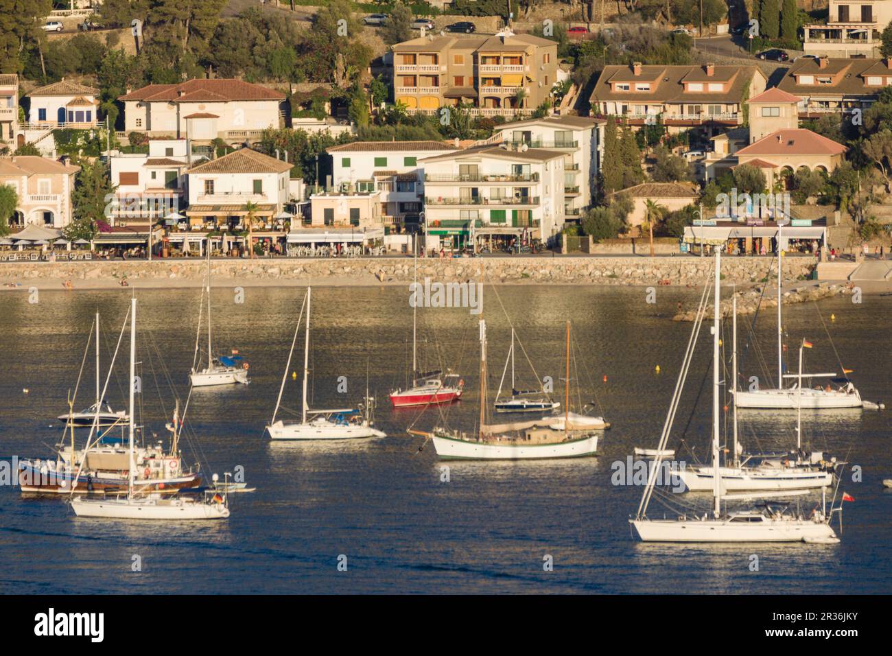 Enbarcaciones de recreyo ancladas en el puerto de Soller, islas baleares, Espagne. Banque D'Images