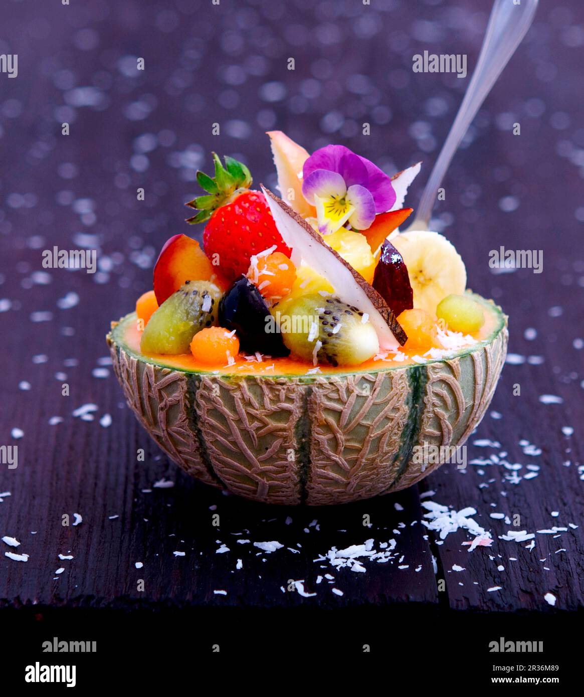 Salade de fruits servie dans une moitié de melon Banque D'Images