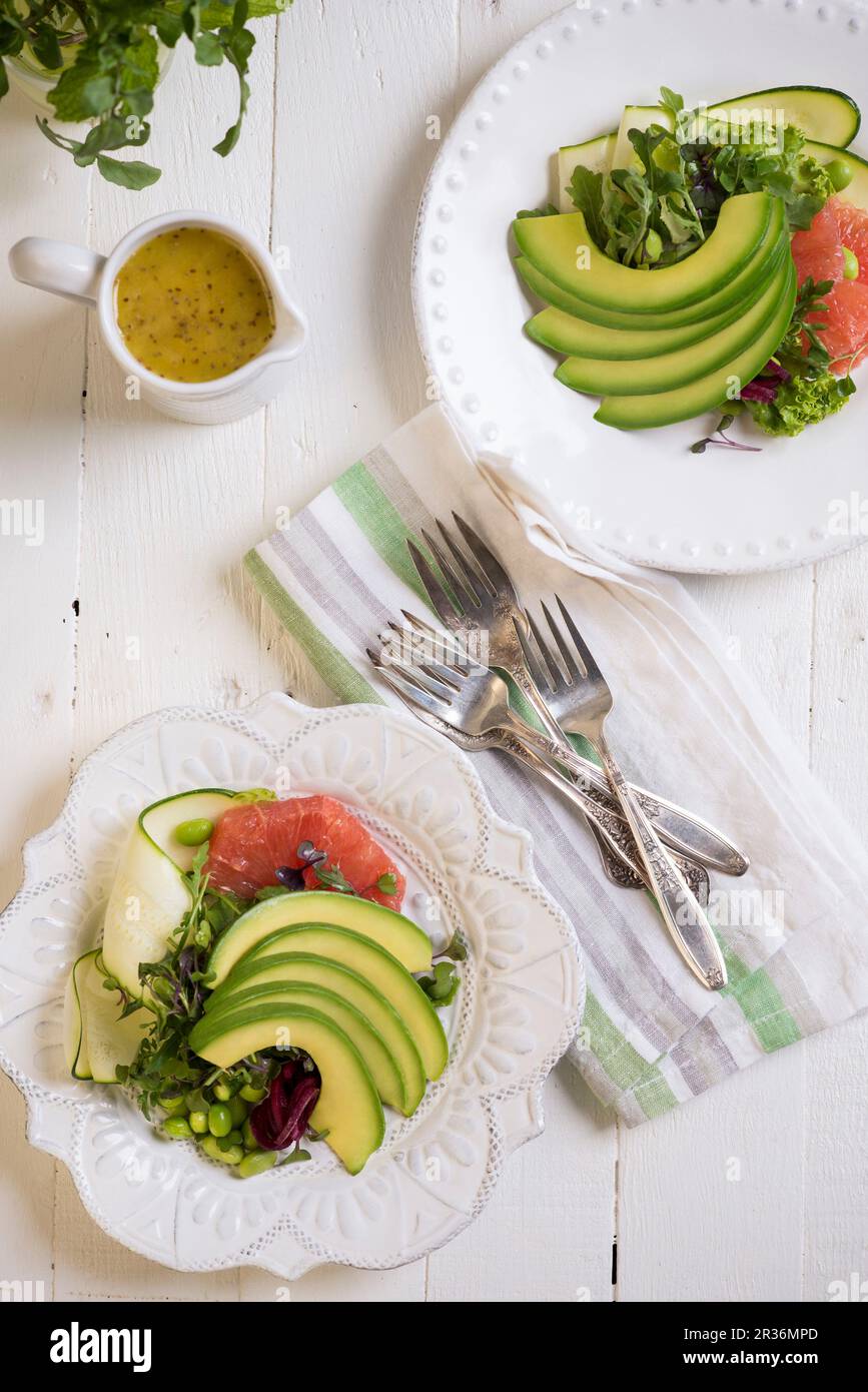 Salade d'avocat au pamplemousse et à la courgette Banque D'Images