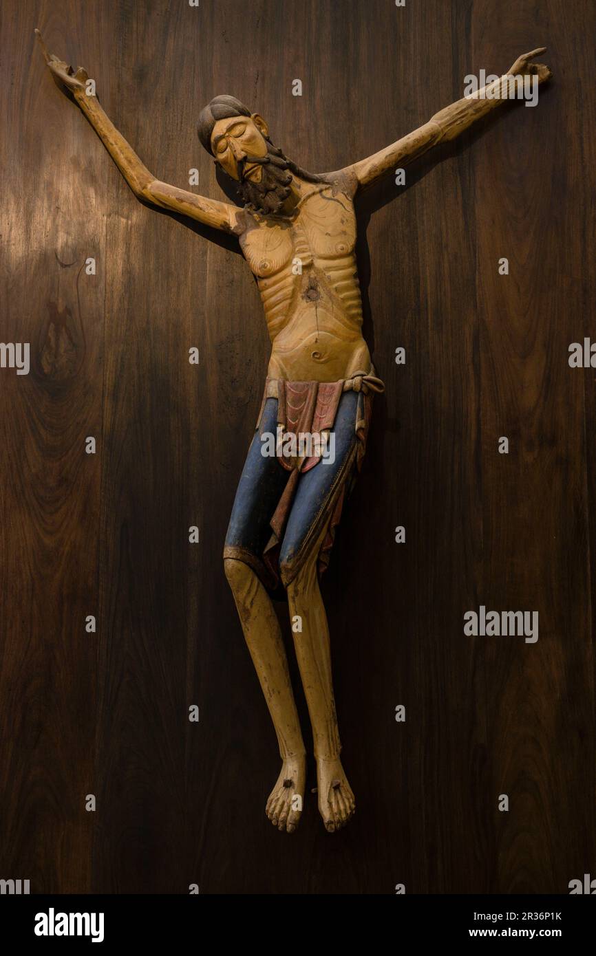 cristo de Siresa,talla en madera de nogal policromada,sigloXIII,iglesia del monasterio de San Pedro, siglos XI-XII,Siresa,valle de Hecho, pirineo aragonones,Huesca,Espagne. Banque D'Images