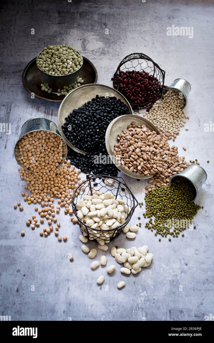 Différents types de haricots dans des récipients Banque D'Images