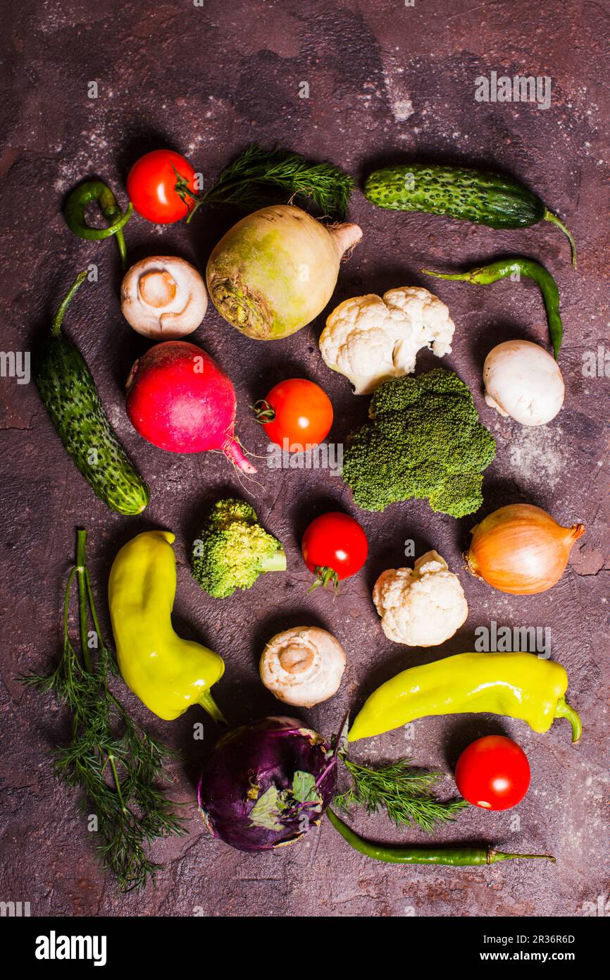 De nombreux légumes disposés sur la table Banque D'Images