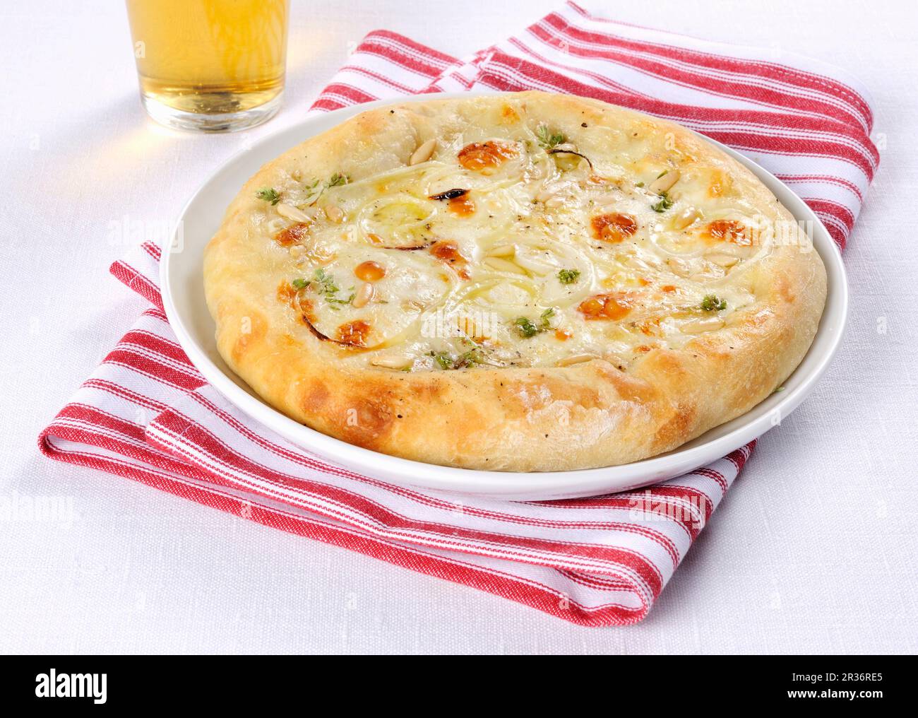 Une petite pizza à l'oignon avec du fromage Taleggio et des nues de pin Banque D'Images