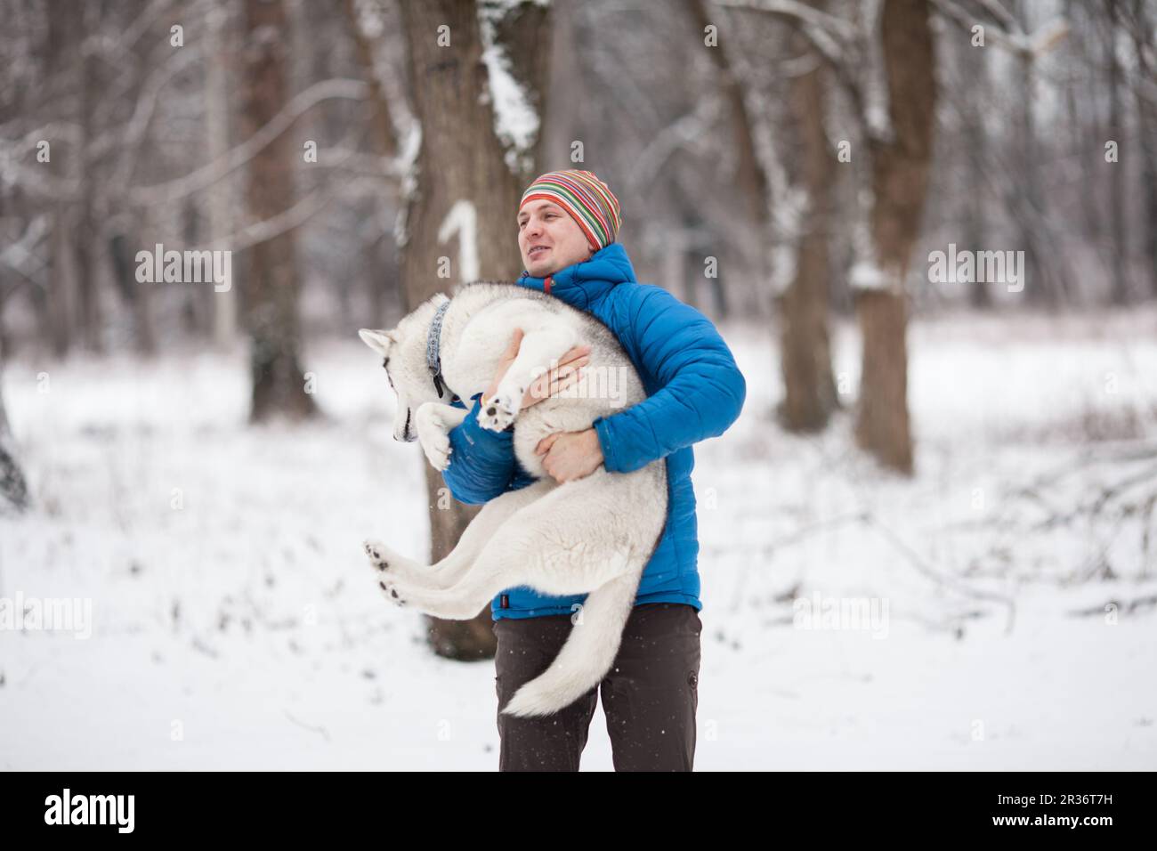 Homme tenant un chiot Banque D'Images