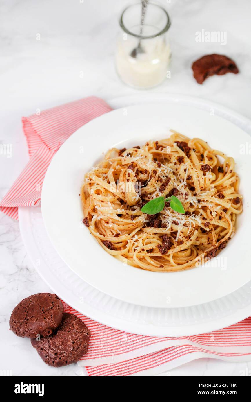 Linguine avec amaretti brun et sauge Banque D'Images