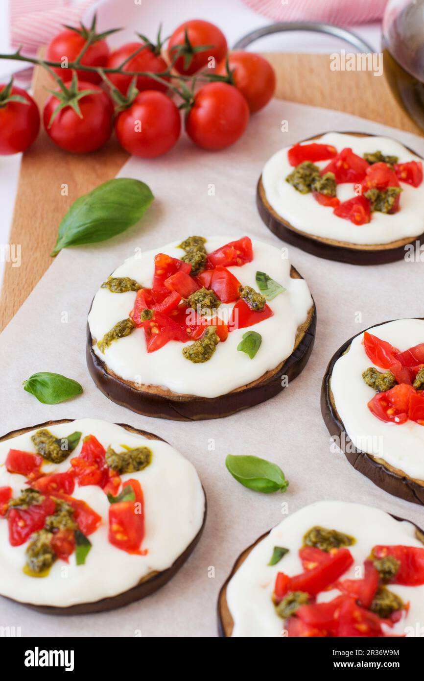Pizzettes aubergines avec tomates et pesto Banque D'Images