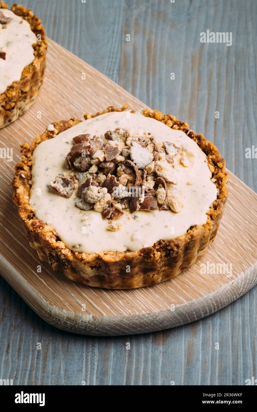 Tartes à biscuits au lait malté, au caramel, à la crème glacée et aux maltesers Banque D'Images