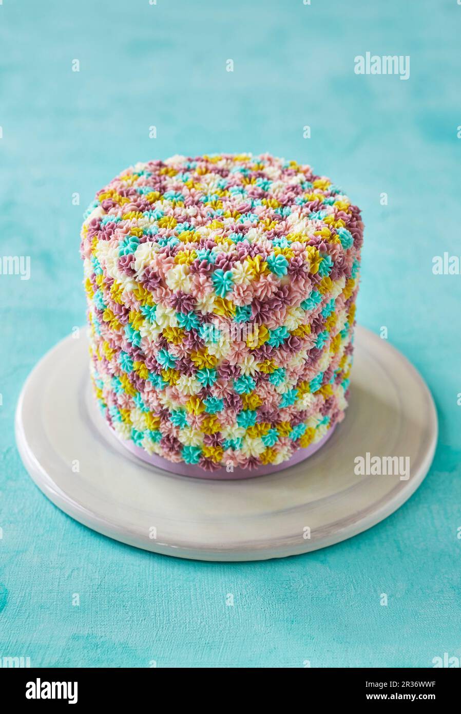 Gâteau pastel aux fleurs de sucre Banque D'Images