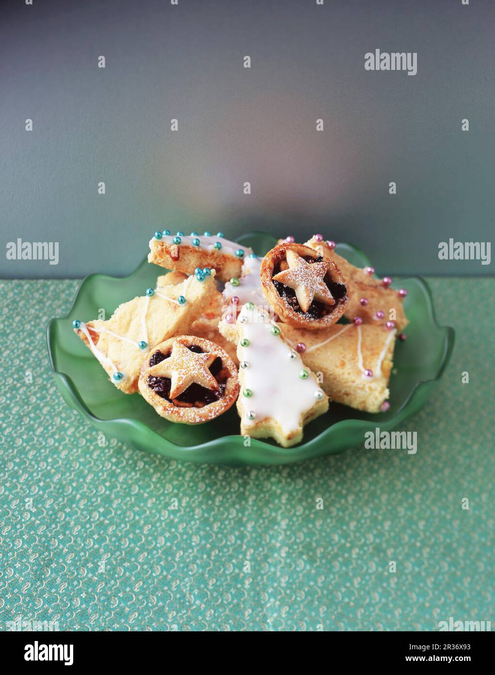 Assortiment de biscuits de Noël dans un plat en verre Banque D'Images