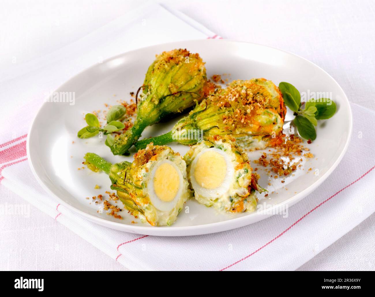 Gratin de courgettes oeufs remplis de fleurs Banque D'Images