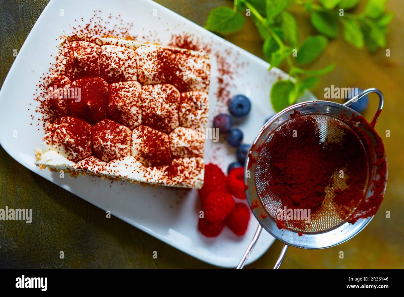 Le tiramisu est dépoussiéré avec de la poudre de cacao Banque D'Images