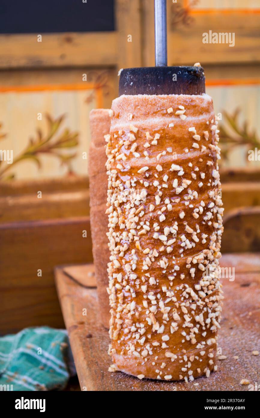 Kürtőskalács (ou kurtos kalacs) gâteau de cheminée, un dessert typique de Budapest, Hongrie) sur un marché Banque D'Images