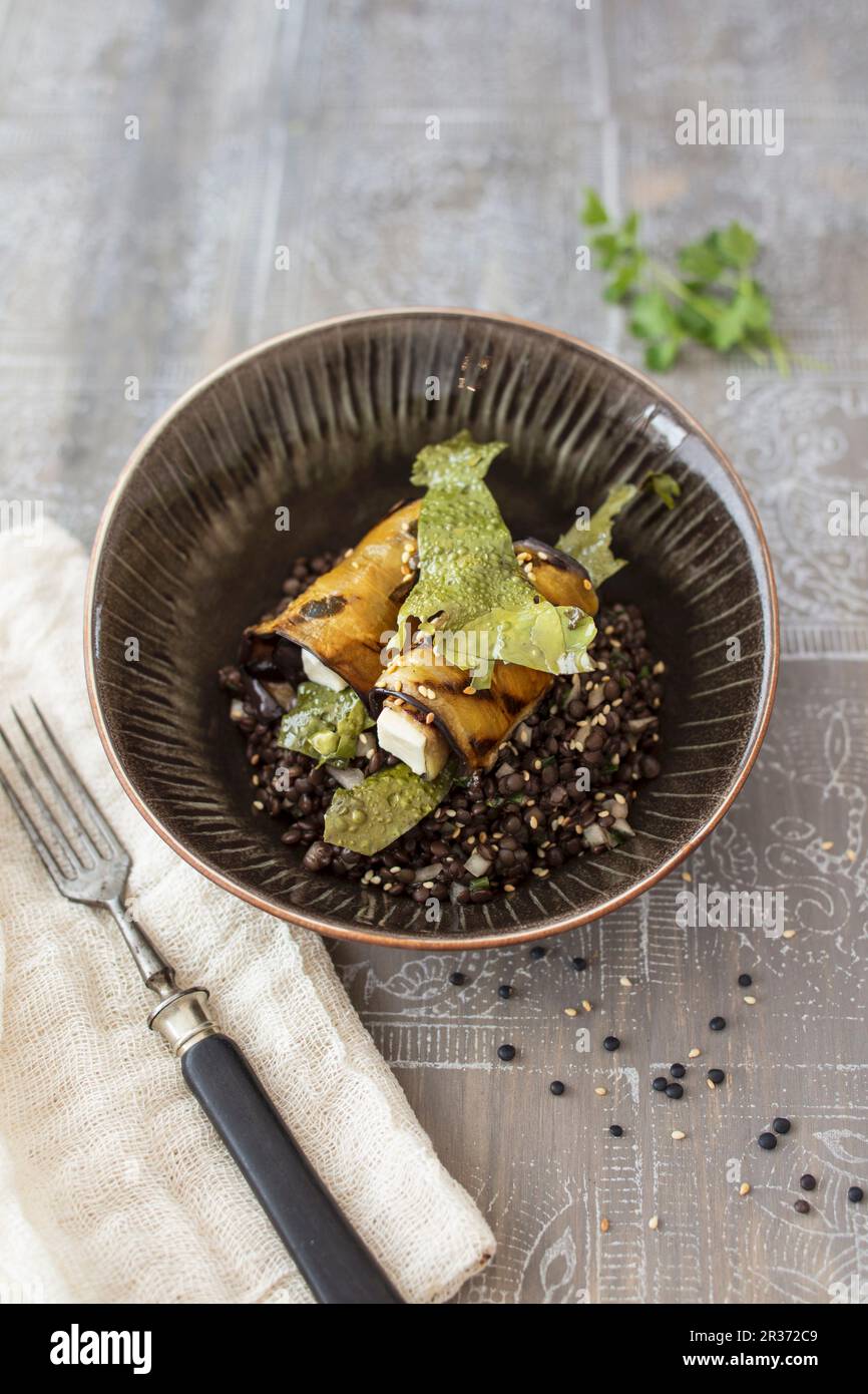 Salade de lentilles béluga avec bacon aux algues et mozzarella Banque D'Images