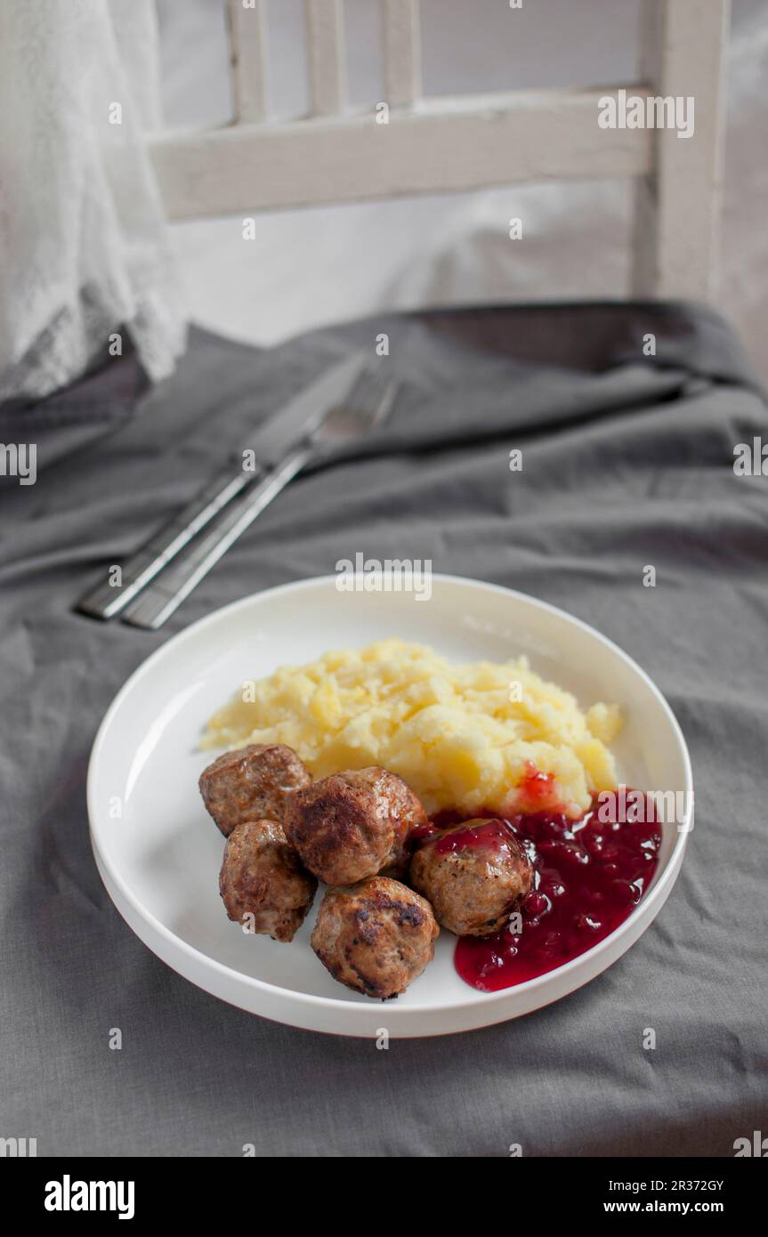 Kottbullar (boulettes de viande traditionnelles, Suède) servi avec une purée de pommes de terre et de la confiture de lingoberry Banque D'Images