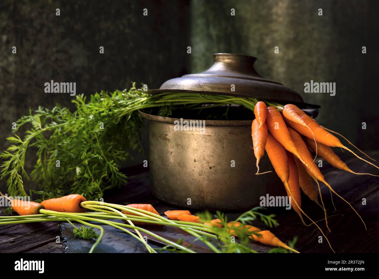 Carottes fraîches dans une casserole Photo Stock - Alamy