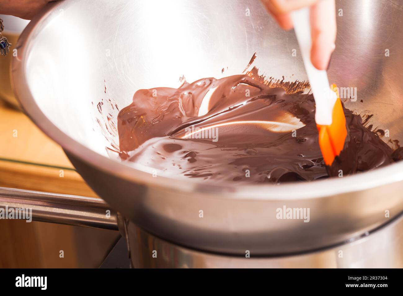 Dans un bol de chocolat de fusion Banque D'Images