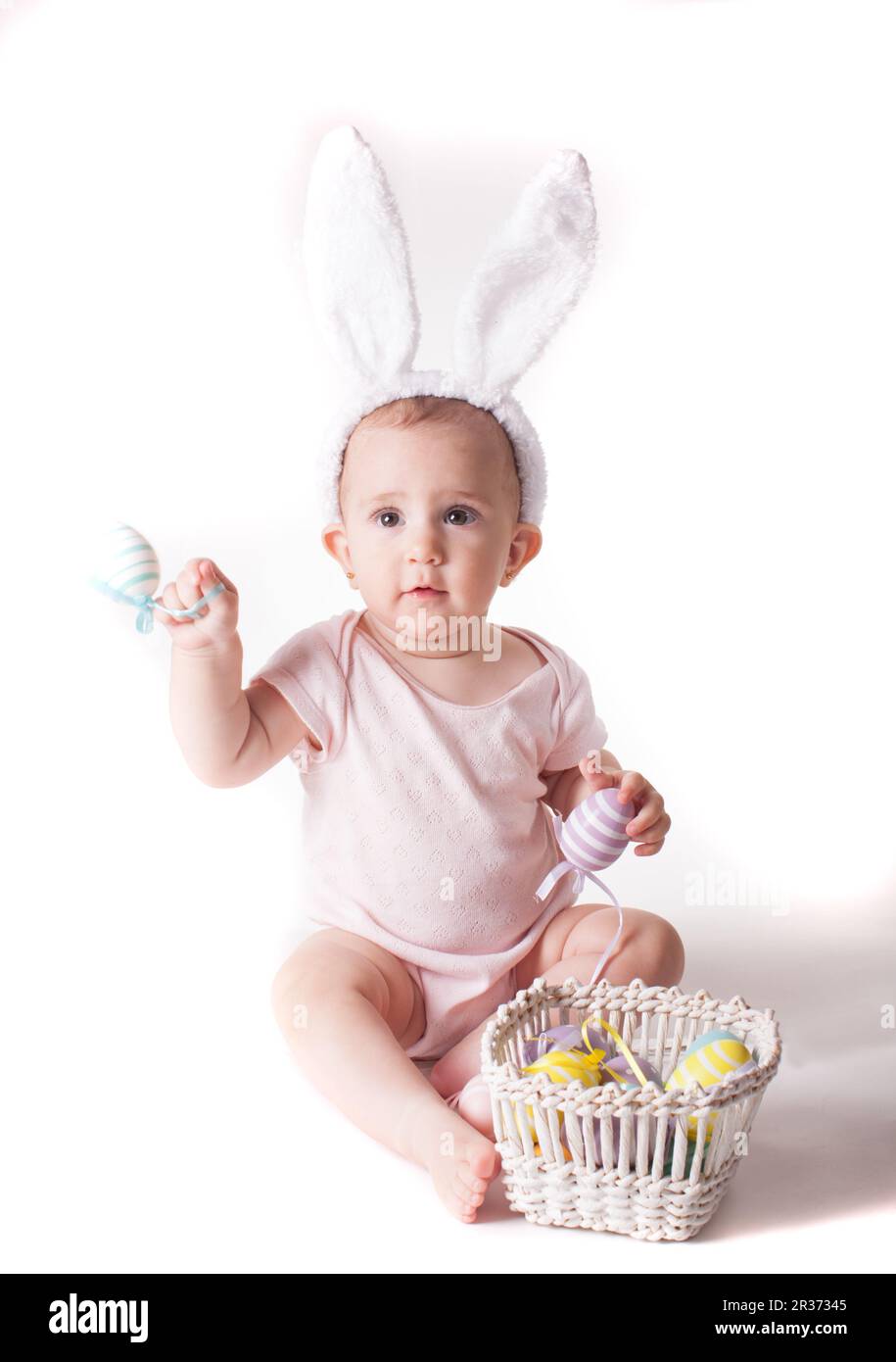 Baby Girl dans un lapin hat Banque D'Images