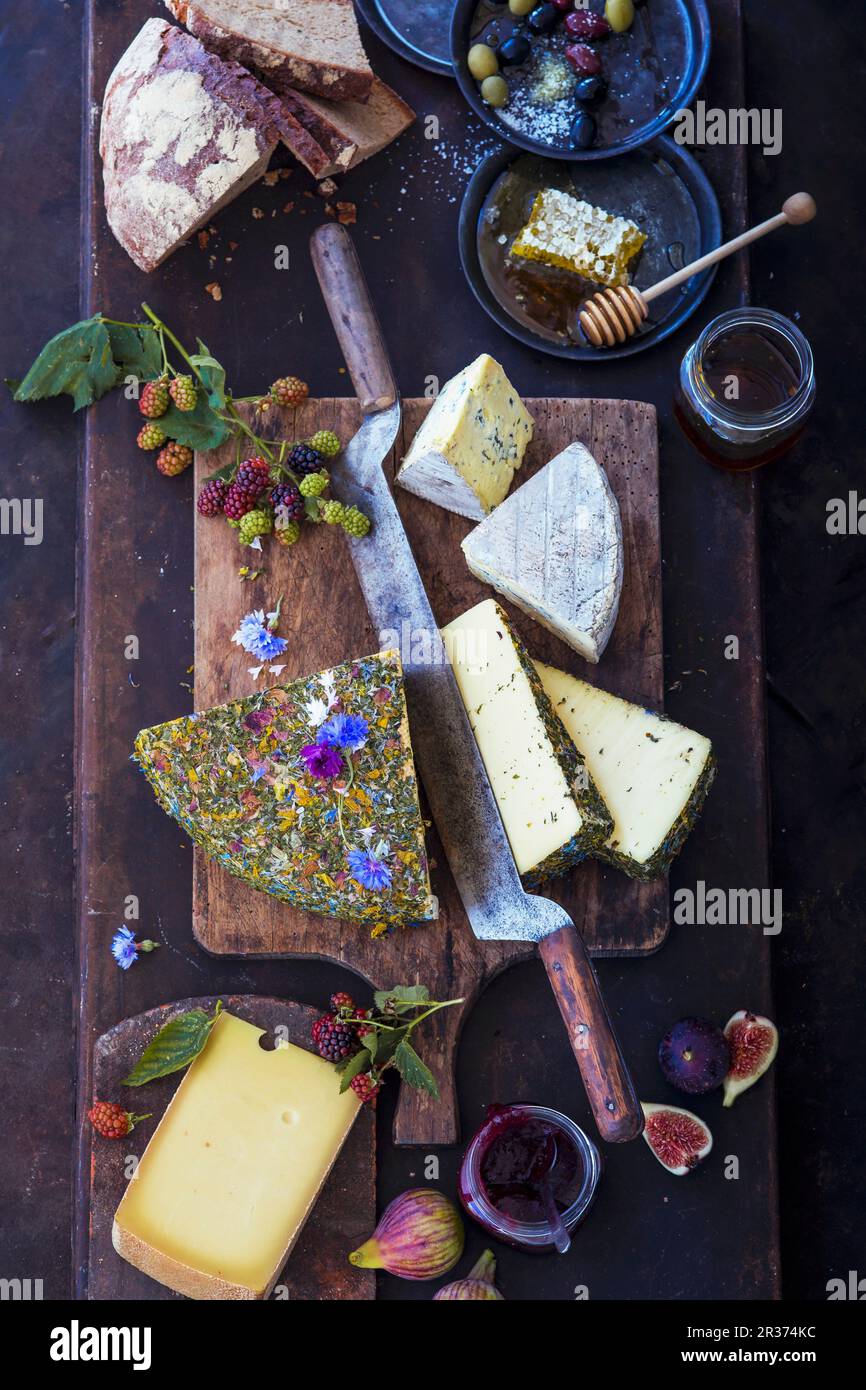 Une planche à fromages avec divers fromages (vue de dessus) Banque D'Images