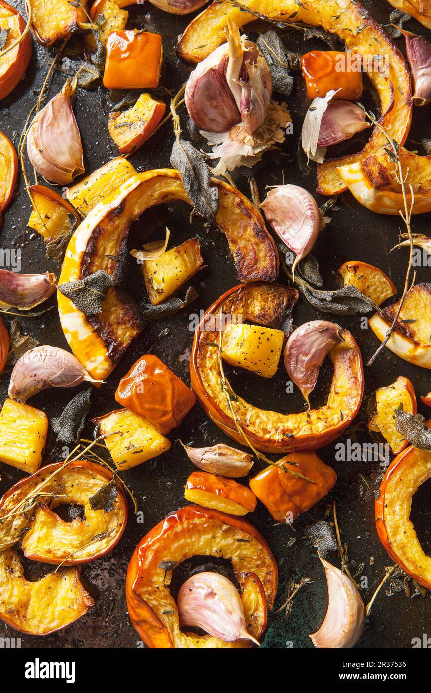 Citrouille cuite au four avec ail, sauge et thym Banque D'Images