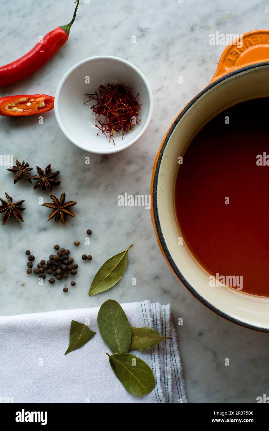 Bouillon de tomate, feuilles de Laurier, grains de poivre, anis étoilé, safran et piments Banque D'Images