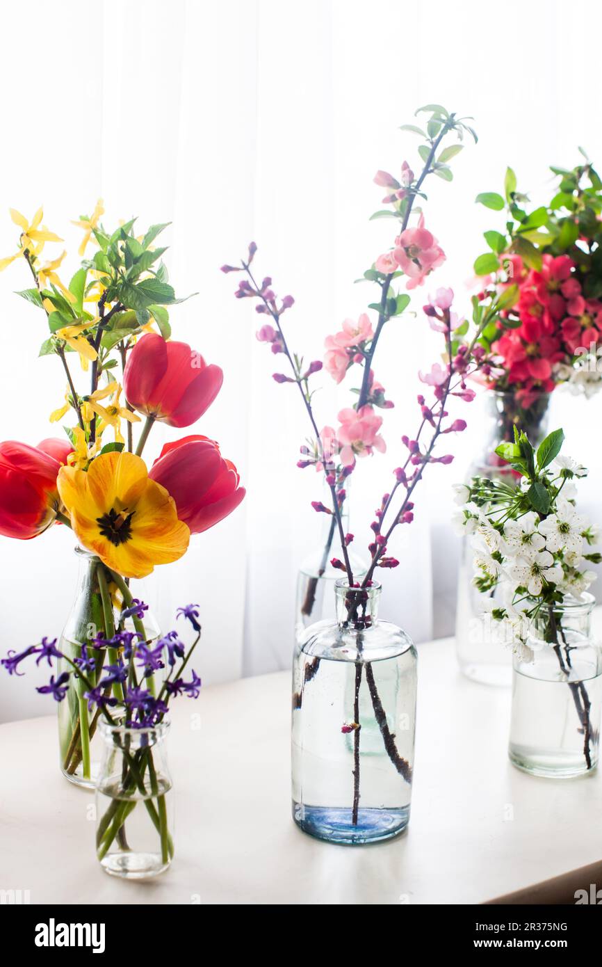 Groupe de fleurs différentes sur la table Banque D'Images