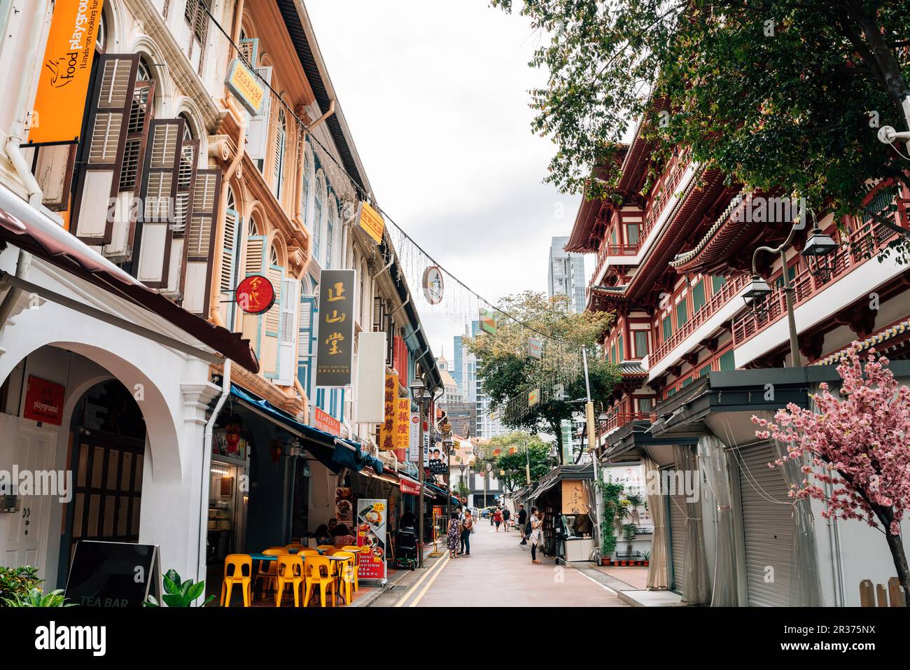 Singapour - 23 octobre 2022 : rue commerçante de Chinatown et temple relique de la dent de Bouddha Banque D'Images