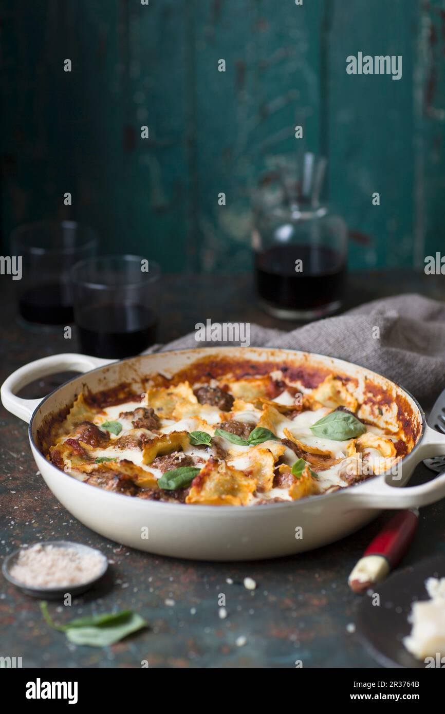 Cuire les raviolis aux boulettes et basilic Banque D'Images