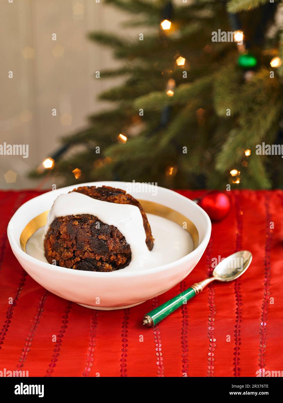 Pudding de Noël avec sauce Brandy Banque D'Images