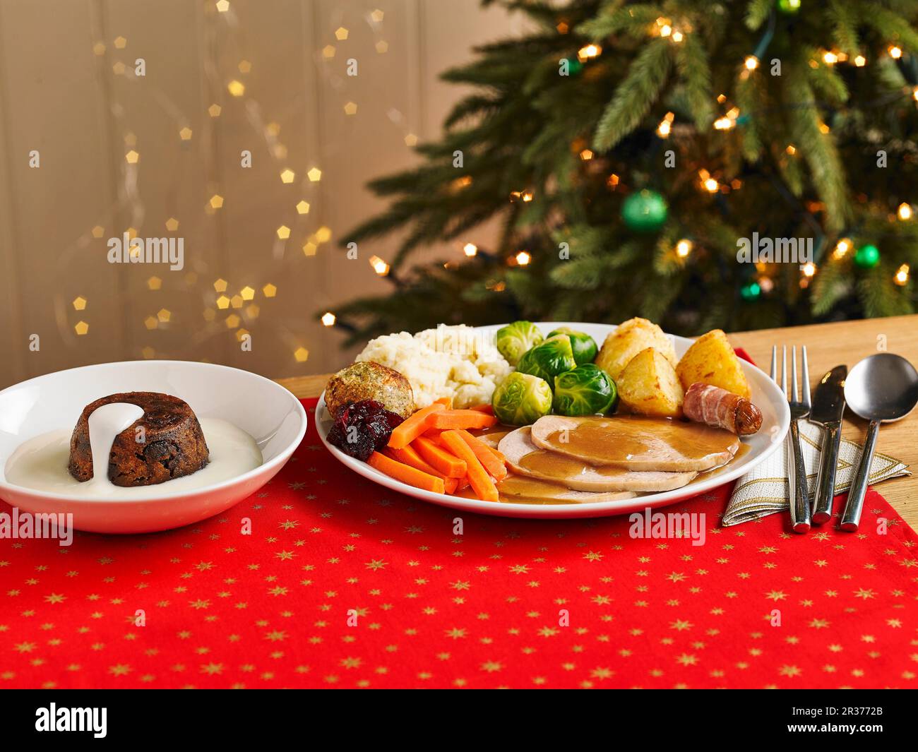 Un dîner de dinde et un pudding de Noël Banque D'Images