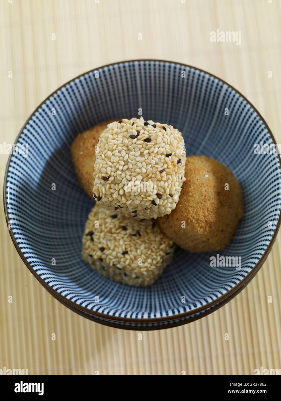 Boulettes de riz aux graines de sésame (Japon) Banque D'Images