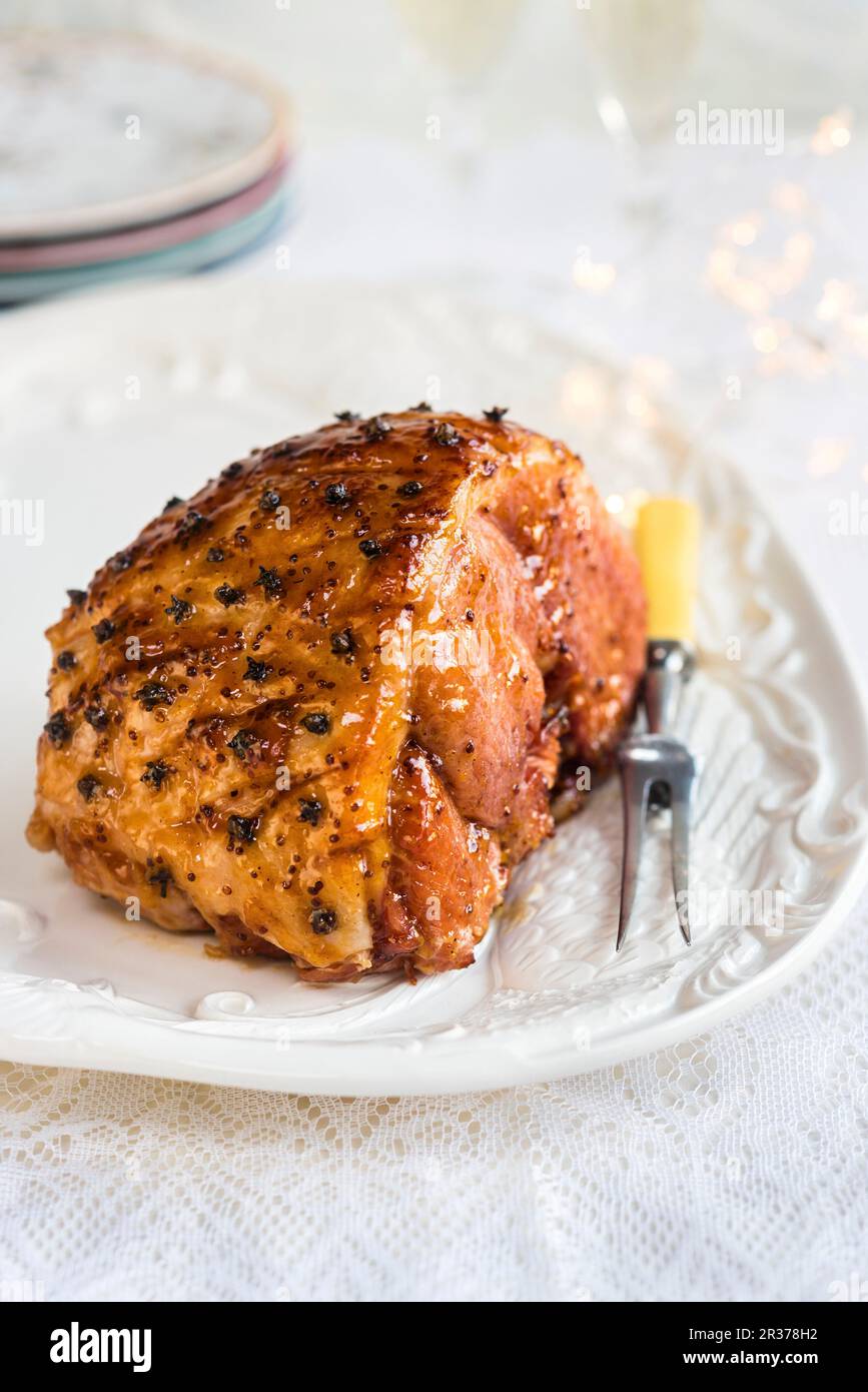 Jambon glacé garni d'œillets Banque D'Images