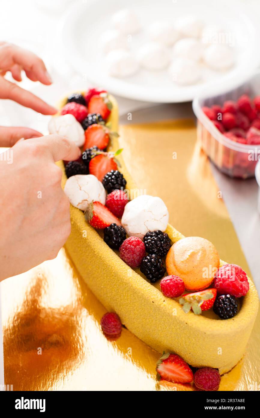 Décorer le gâteau Banque D'Images