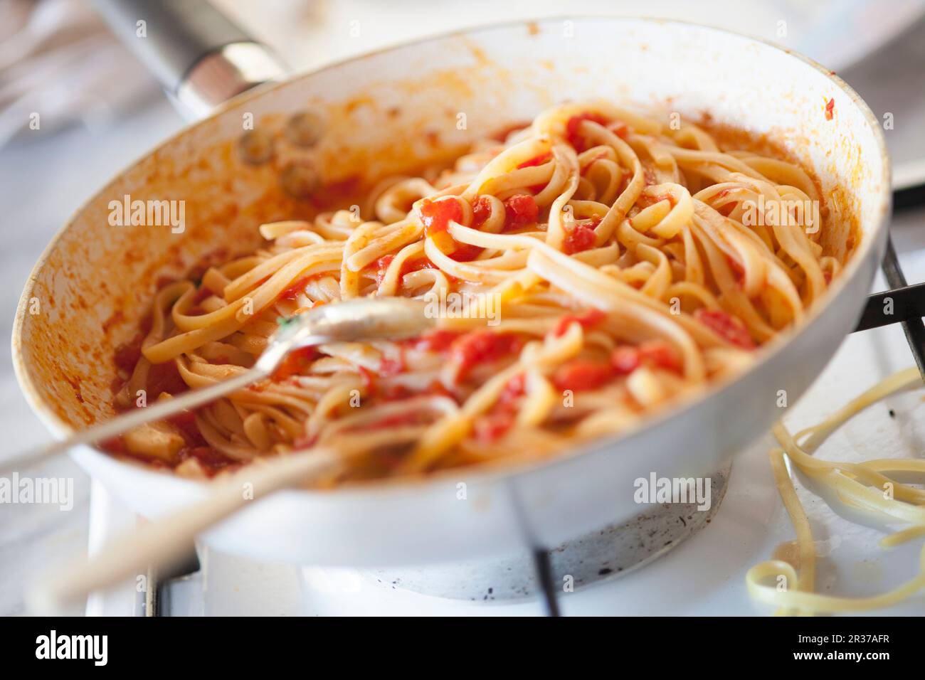 Linguine avec sauce tomate dans une casserole Banque D'Images