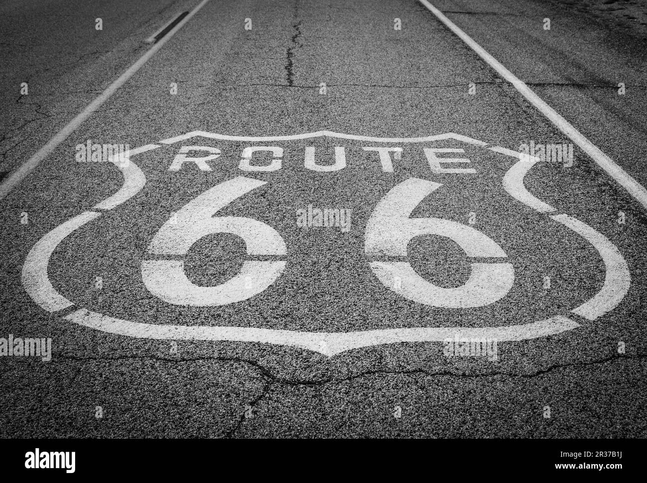 Célèbre Route 66 vue sur la route dans le désert californien Banque D'Images