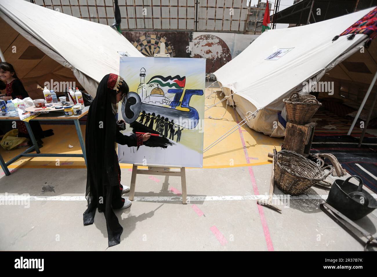 Gaza, Palestine. 22nd mai 2023. Une fille palestinienne tire la soi-disant "clé du retour", lors de la commémoration du soixante-quinzième anniversaire de la "Nakba palestinienne" en 1948 à Khan Yunis, dans le sud de la bande de Gaza. Crédit : SOPA Images Limited/Alamy Live News Banque D'Images