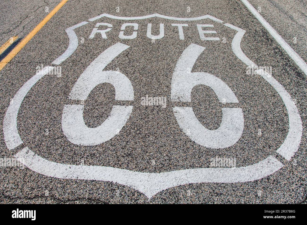 Célèbre Route 66 vue sur la route dans le désert californien Banque D'Images